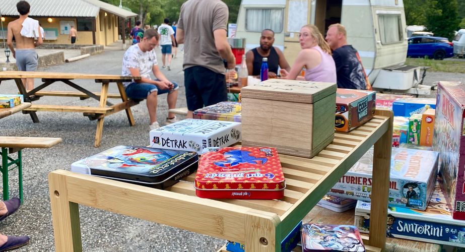 Spelletjes spelen op de camping Spelletjes spelen op de camping